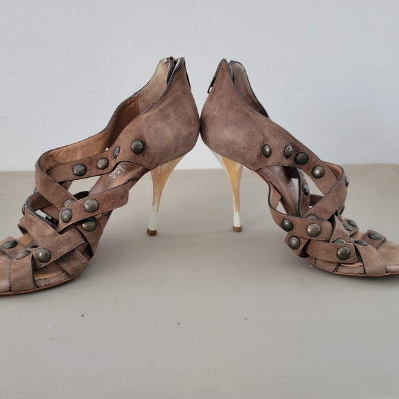 Heels - Picture 2 of 9